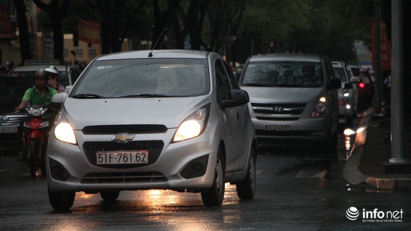 TP.HCM tiếp tục mưa lớn, trời sập tối lúc 15h khiến người đi đường phải bật đèn - ảnh 8