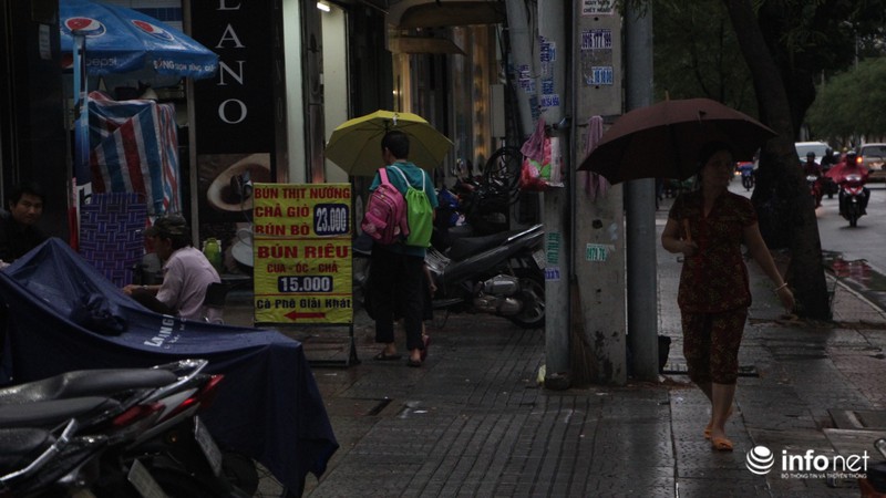 TP.HCM tiếp tục mưa lớn, trời sập tối lúc 15h khiến người đi đường phải bật đèn - ảnh 9