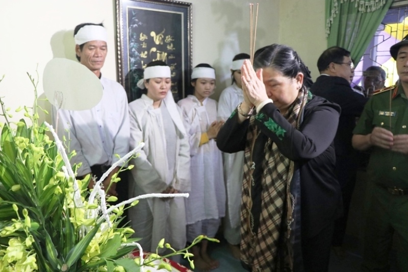 Phó Chủ tịch Thường trực Quốc hội Tòng Thị Phóng thăm, tặng quà bà con vùng lũ -0