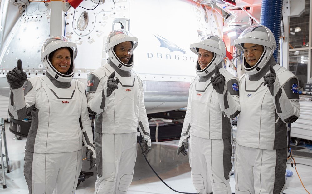Bốn phi hành gia đến bãi phóng chuẩn bị lên Trạm vũ trụ trên tên lửa SpaceX -0
