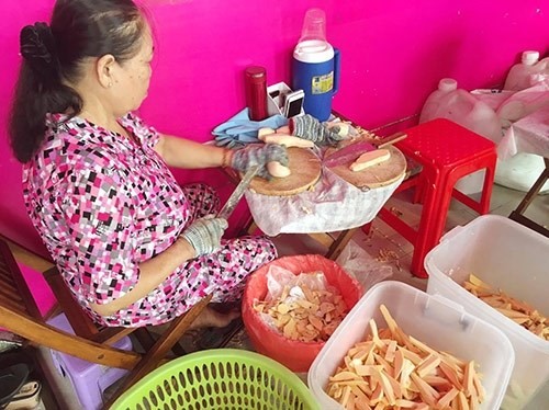 Cận cảnh hàng khoai lang lắc bán 100kg thu 5 triệu đồng/ngày - ảnh 4