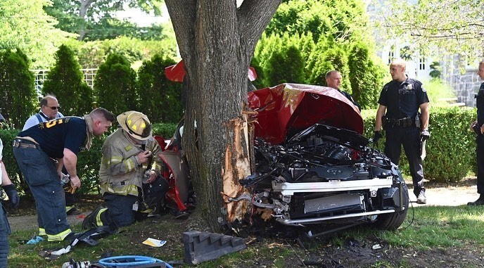 Đội cứu hộ đang tìm cách đưa chiếc xe Toyota Supra ra khỏi gốc cây