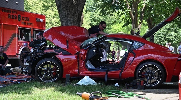 Hai cửa xe đã được cắt bỏ nhằm giải cứu người ngồi trong