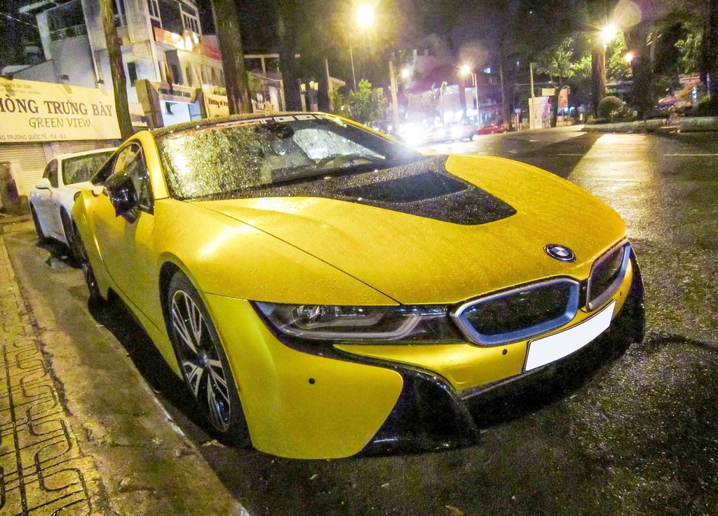 BMW i8 màu vàng độc nhất trên đường phố Sài Gòn