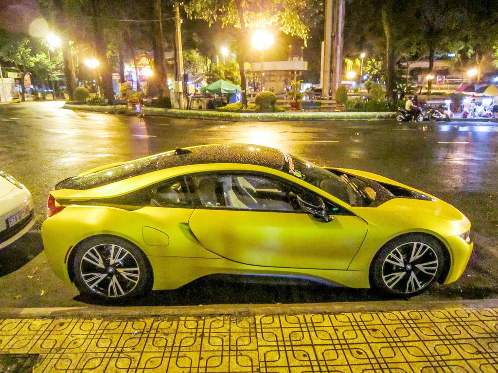 BMW i8 màu vàng độc nhất trên đường phố Sài Gòn