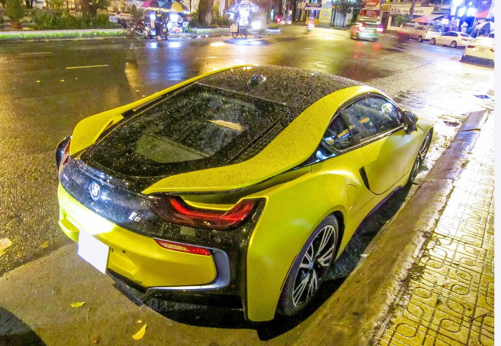 BMW i8 màu vàng độc nhất trên đường phố Sài Gòn