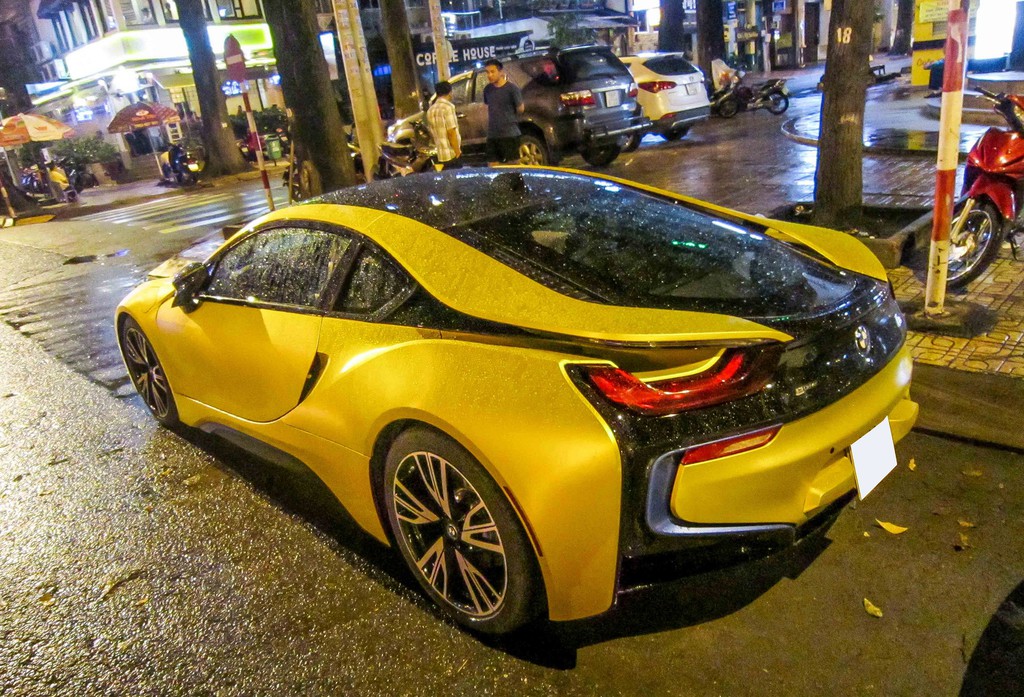 BMW i8 màu vàng độc nhất trên đường phố Sài Gòn