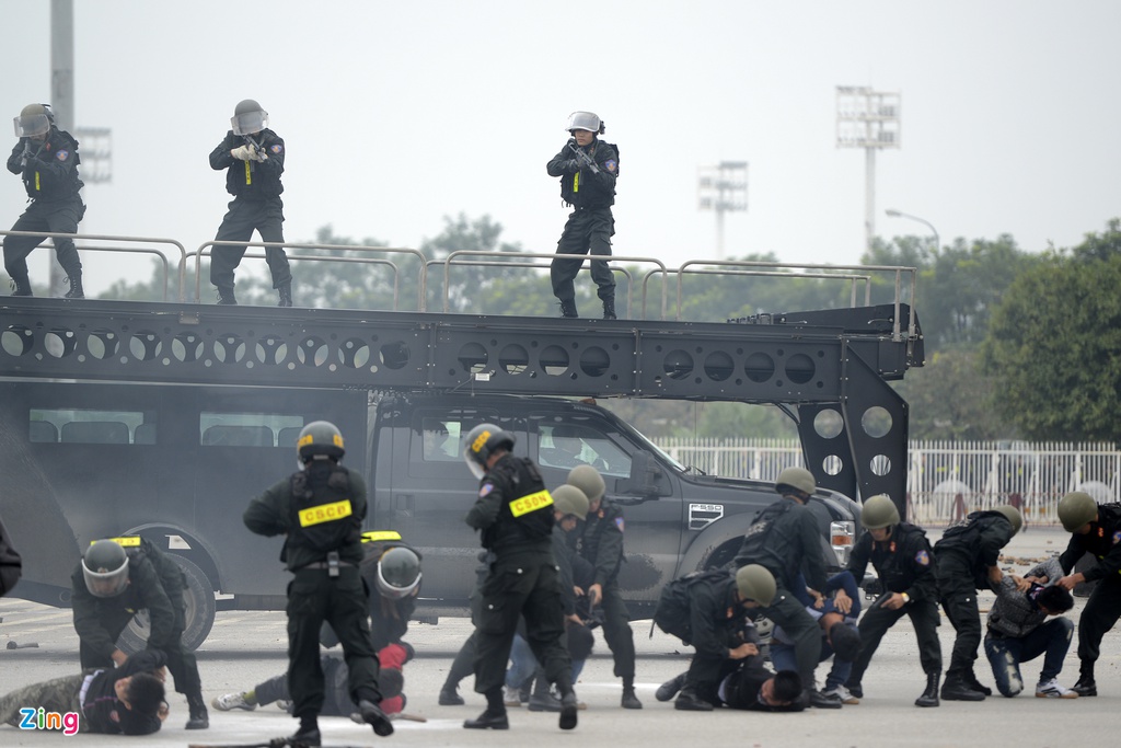 Cận cảnh dàn xe đặc chủng chống bạo loạn, bảo vệ Đại hội Đảng - ảnh 10
