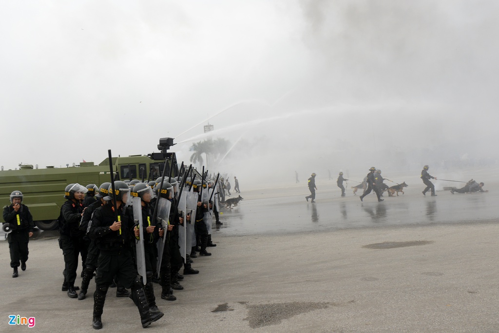 Cận cảnh dàn xe đặc chủng chống bạo loạn, bảo vệ Đại hội Đảng - ảnh 16