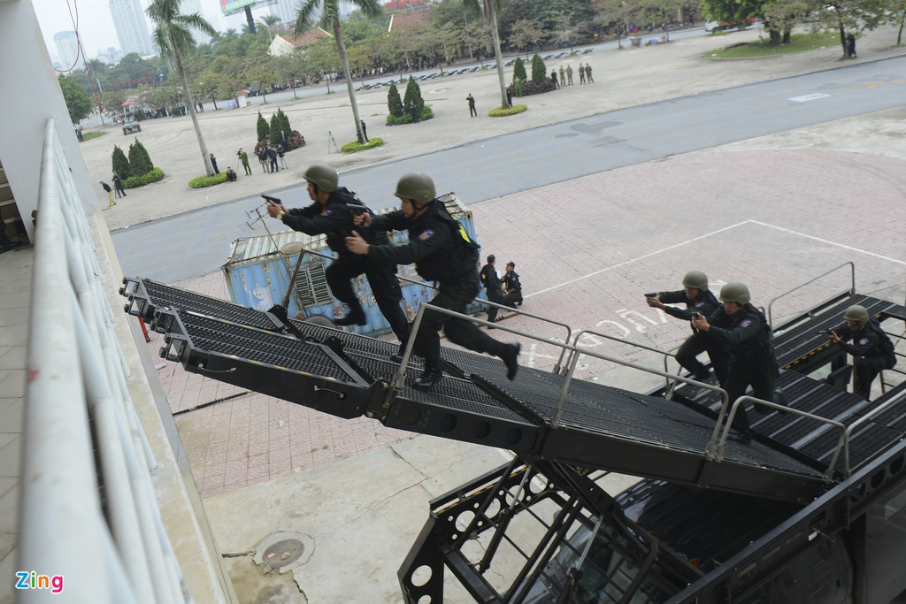 Cận cảnh dàn xe đặc chủng chống bạo loạn, bảo vệ Đại hội Đảng - ảnh 9