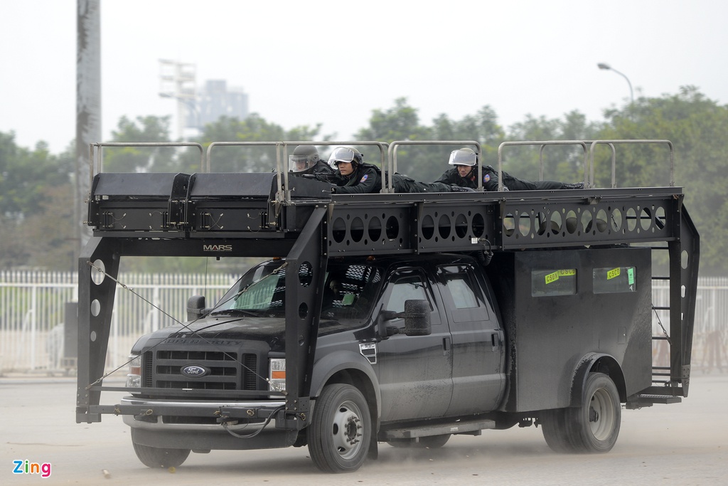 Cận cảnh dàn xe đặc chủng chống bạo loạn, bảo vệ Đại hội Đảng - ảnh 8