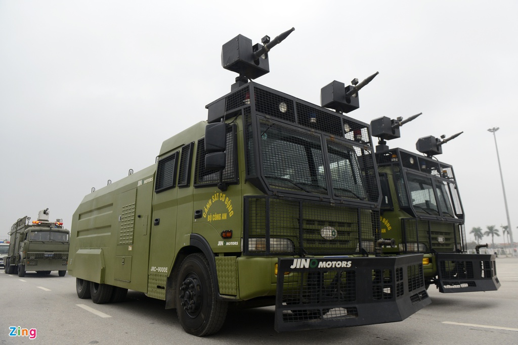 Cận cảnh dàn xe đặc chủng chống bạo loạn, bảo vệ Đại hội Đảng - ảnh 15