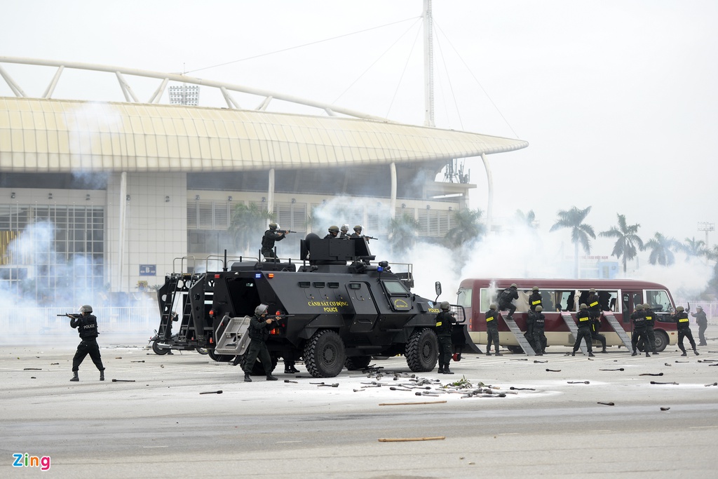 Cận cảnh dàn xe đặc chủng chống bạo loạn, bảo vệ Đại hội Đảng - ảnh 14