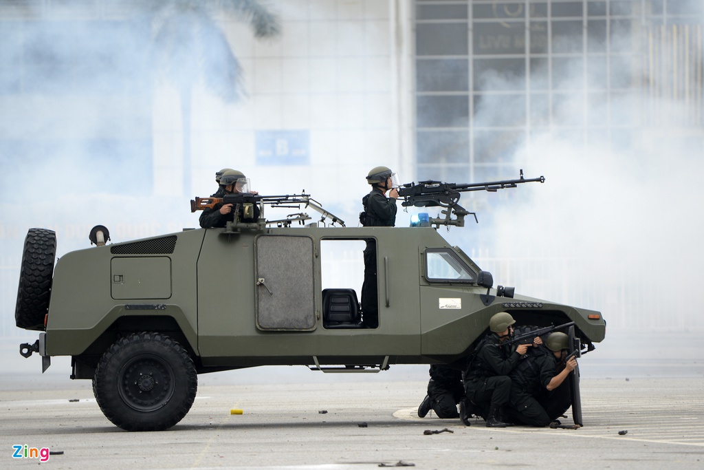 Cận cảnh dàn xe đặc chủng chống bạo loạn, bảo vệ Đại hội Đảng - ảnh 12