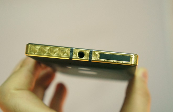 Sau khi mạ xong, phần khung của máy sẽ được phủ một lớp nano (hoặc lớp dán bảo vệ) để tránh bị hao mòn.