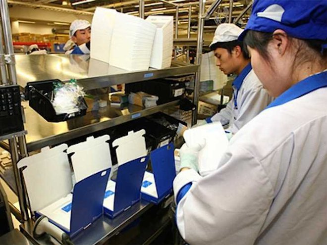 Công nhân tại nhà máy sản xuất điện thoại của Nokia tại Bắc Kinh, Trung Quốc.