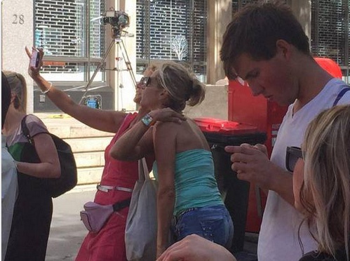 Một số người đã đứng chụp ảnh selfie trước quán cafe đang bắt giữ con tin tại Sydney. Ảnh: Twitter.