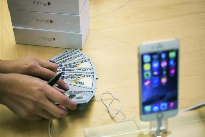 Apple sẽ thu về những khoản lợi nhuận khổng lồ từ quyết định giữ lại bản iPhone 6 16 GB và khai tử bản 32 GB. Ảnh: Reuters.