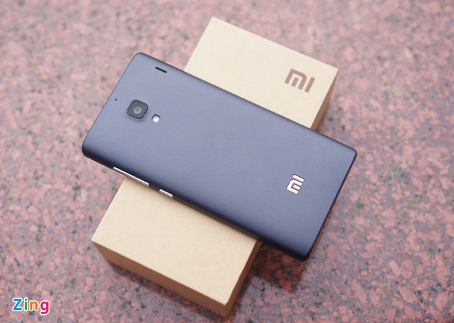 Mở hộp di động chính hãng của 'Apple Trung Quốc' tại VN