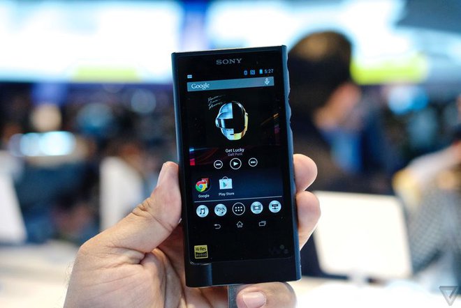 Sony Walkman ZX2 - mẫu máy nghe nhạc cao cấp Sony đem trình diễn tại triển lãm CES vừa qua. Ảnh: The Verge.