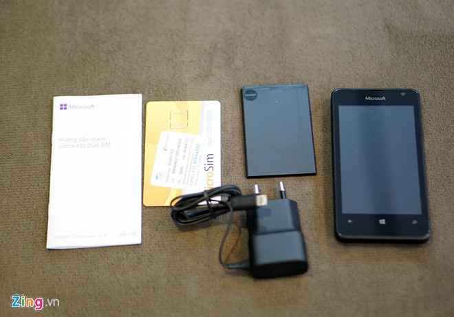 Lumia 430 - smartphone giá rẻ nhất từ trước đến nay của Microsoft vừa lên kệ với giá 1,59 triệu đồng. Ảnh: Duy Tín.