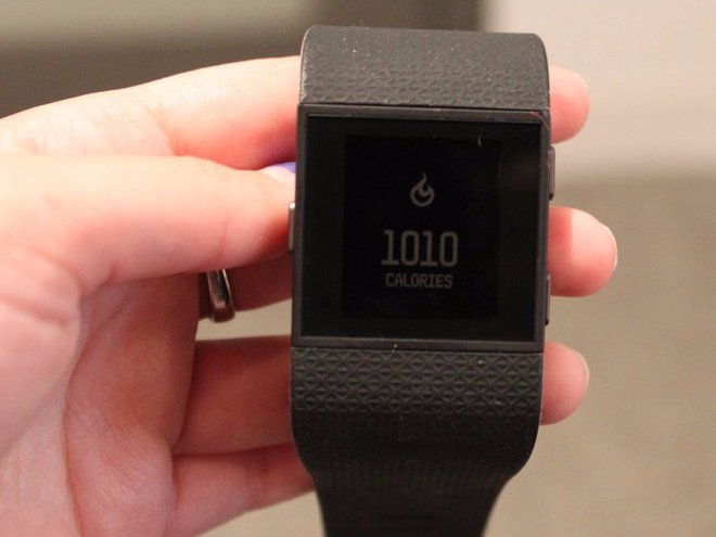 Fitbit Surge có giá bán lẻ 250 USD tại Mỹ. Ảnh: Business Insider.