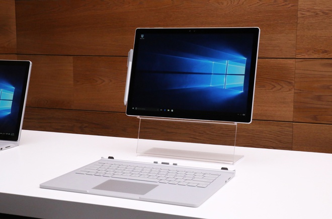 Surface Book đánh dấu việc Microsoft bước chân vào thị trường laptop cao cấp. Ảnh: The Verge.
