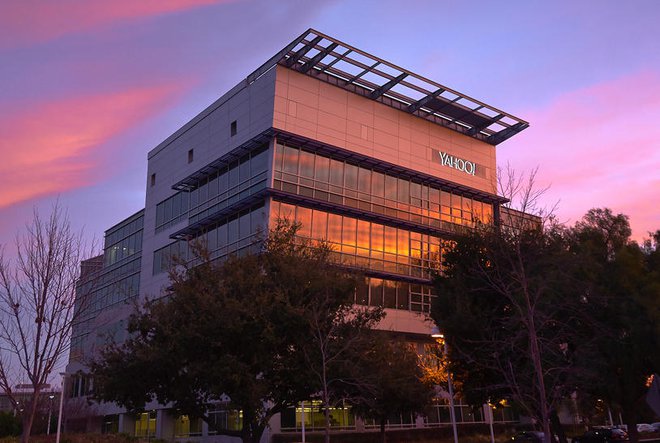 Hoàng hôn màu tím tại trụ sở của Yahoo. Ảnh: Cnet.