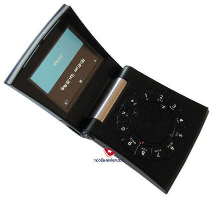 Samsung Serenata: Đây là sự hợp tác thứ hai của Samsung với Bang & Olufsen. Serenata, được giới thiệu vào cuối năm 2007 có vẻ tốt hơn so với người tiền nhiệm của nó, nhưng vẫn còn thiết kế kỳ quặc. Máy có màn hình hiển thị 262.000 màu, camera VGA 640x480, hỗ trợ duyệt internet, một bàn phím tròn và khả năng xoay 180 độ.