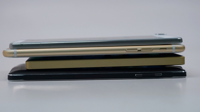 Nhìn từ bên dưới, các nhà sản xuất đều lựa chọn cổng sạc/giao tiếp với máy tính đặt vị trí ở giữa. Do có thiết kế mỏng, Oppo R5 không trang bị giắc cắm tai nghe 3,5 mm, thay vào đó họ sử dụng adapper biến cổng microUSB thêm giắc cắm nghe nhạc được tặng kèm trong hộp máy khi bán ra thị trường.