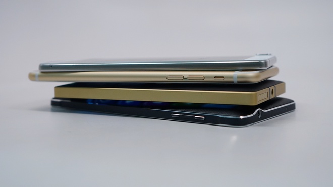 Cả 4 thiết kế này đều sử dụng khung kim loại xung quanh. Trong đó, Samsung, Oppo, Nokia sử dụng kiểu dáng vuông, cứng cáp, còn Apple lại làm chúng trông mềm mại hơn.