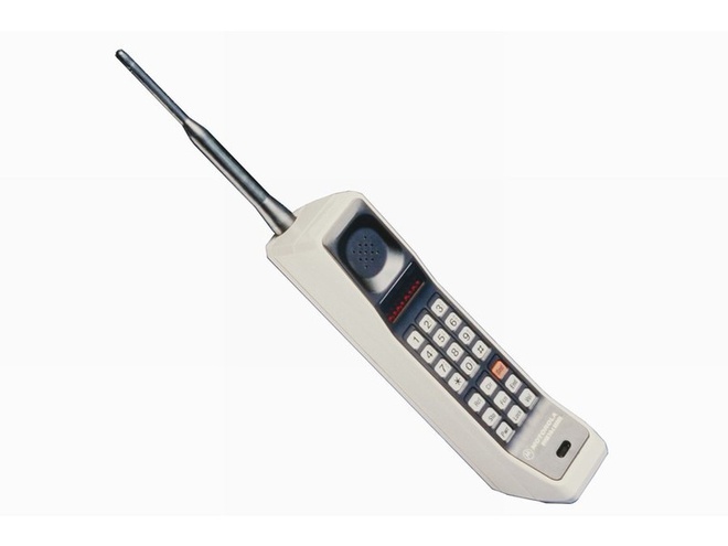 Chiếc điện thoại di động đầu tiên được sản xuất bởi Motorola vào năm 1974 nhưng phải 10 năm sau đó nó mới được bán ra. Thiết bị hơn 30 năm tuổi này có tên thương mại là DynaTAC 8000x. Sản phẩm có thiết kế cục mịch nhưng DynaTAC 8000x đã mở ra một kỷ nguyên mới ở phân khúc điện thoại di động. Nó nặng đến 1 kg, có giá 4.000 USD, thời gian đàm thoại chỉ 30 phút và khoảng 8 tiếng thời gian chờ, chỉ có thể chứa tối đa 30 số điện thoại trong bộ nhớ.