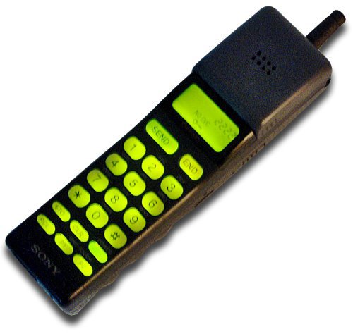 Tìm kiếm một chiếc di động có thương hiệu Sony vào thế kỷ trước là một nhiệm vụ bất khả thi, nhất là khi công ty con của tập đoàn Sony - Sony Mobile đã không còn tồn tại sau thương vụ Sony mua lại toàn bộ cổ phần của đối tác Ericsson. Hãng khá chậm chân trong lĩnh vực di động. Đến tận năm 1992 Sony Electronics mới cho ra mắt chiếc điện thoại đầu tiên có tên gọi Sony CM-H333, tuy nhiên thiết bị có kích thướng nhỏ gọn, không cồng kềnh như những sản phẩm của Nokia hay Motorola.