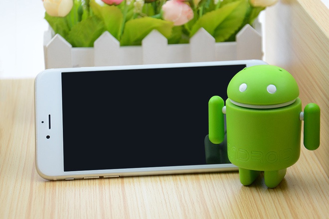 7.Unnamed iPhone 6/6 Plus Không phải một mà là hai thiết bị, hai sản phẩm không có tên gọi này được làm y hệt với iPhone 6 và 6 Plus. Trong những hình ảnh công bố thì nhà sản xuất dấu đi sự xuất hiện của nút home trên thiết bị. Cả hai đều có thông số kỹ thuật khiêm tốn với chip MT6582 quad-core, máy ảnh 8MP phía sau và khe cắm thẻ SIM nano. Thiết bị chạy hệ điều hành Android 4.3 Jelly Bean kèm với dịch vụ có sẵn của Google. Sản phẩm có giá từ 110 đến 175 USD.