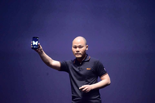 Vì sao Bphone nhảy kênh từ online ra cửa hàng?