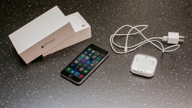 Nên mua phụ kiện iPhone chính hãng. Ảnh: Cnet.