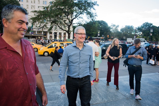 Tim Cook bất ngờ thăm một cửa hàng Apple Store tại New York. 