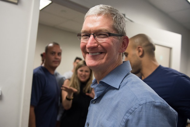 Tim Cook rời đi kèm nụ cười đầy thân thiện.