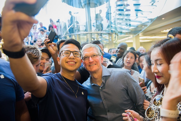 Mọi người chụp hình lưu niệm cùng Tim Cook.