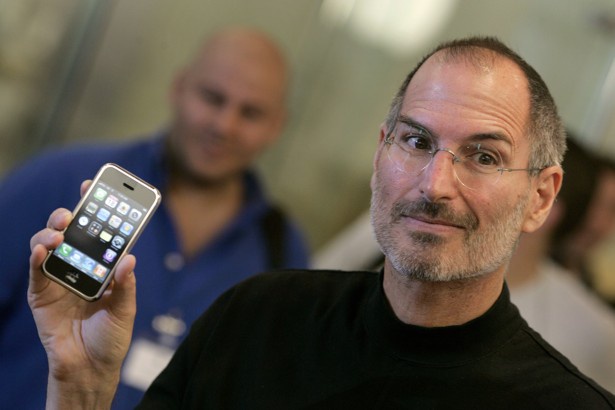 Steve Jobs giới thiệu iPhone thế hệ đầu tiên tại Apple Store (London) năm 2007.