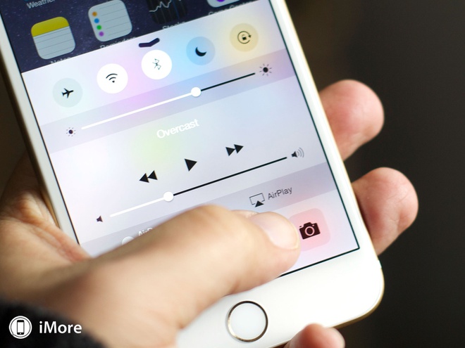 Làm gì khi smartphone rơi xuống nước?