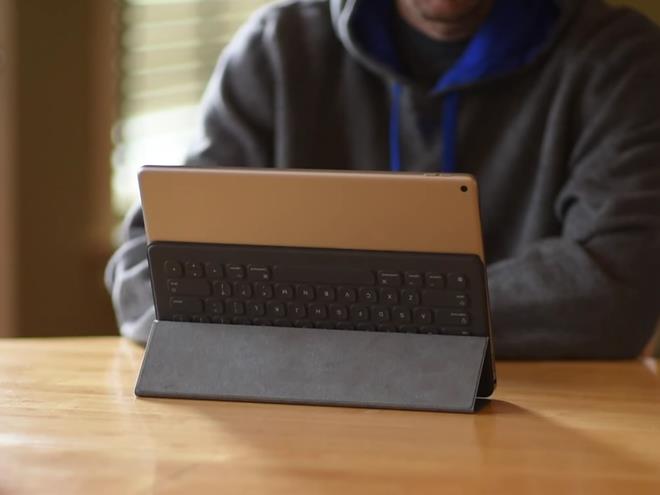 Và đây là hình ảnh của bàn phím iPad Pro Keyboard.