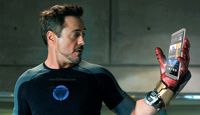 Robert Downey Jr bên cạnh chiếc One M7.