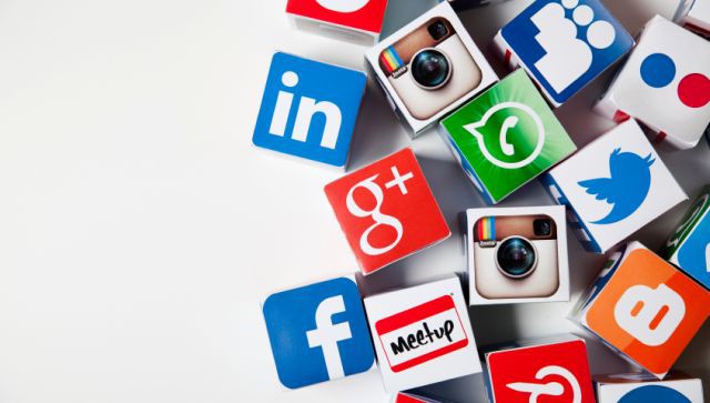 Ai điều khiển bảng tin Facebook của bạn?