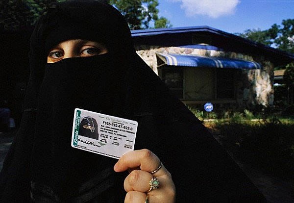 Giấy phép lái xe là một trong những giấy tờ nhận dạng quan trọng nhất tại Mỹ. Nhưng riêng tại Illinois, chính quyền bang này đã cho phép những người theo đạo Hồi được quyền giữ nguyên tấm che mặt khi chụp ảnh thẻ - điều gần như phá bỏ tác dụng của một chiếc ảnh thẻ.