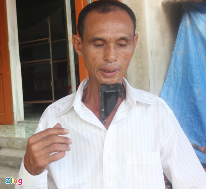 Ông Vỵ kể lại giây phút phát hiện con dâu nằm bất động dưới nền nhà, trên cổ vẫn dang dính chiếc điện thoại iphone 3 có cắm sạc pin. Ảnh: Pham Hòa.