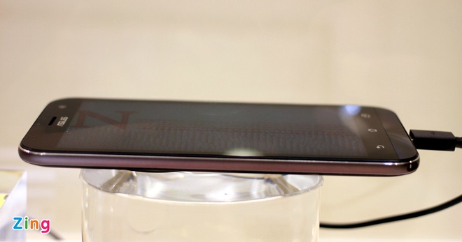 Mô hình Asus Zenfone Zoom trưng bày ở MWC 2015