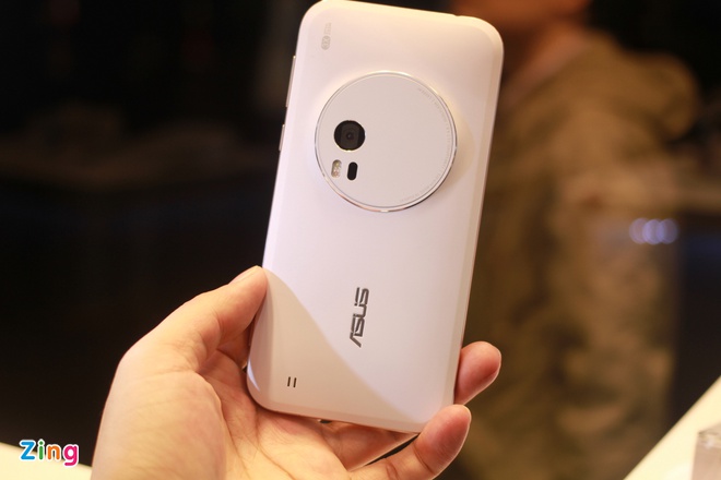 Mô hình Asus Zenfone Zoom trưng bày ở MWC 2015