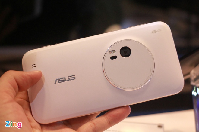 Mô hình Asus Zenfone Zoom trưng bày ở MWC 2015