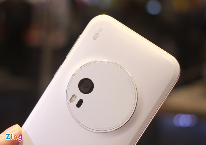 Mô hình Asus Zenfone Zoom trưng bày ở MWC 2015